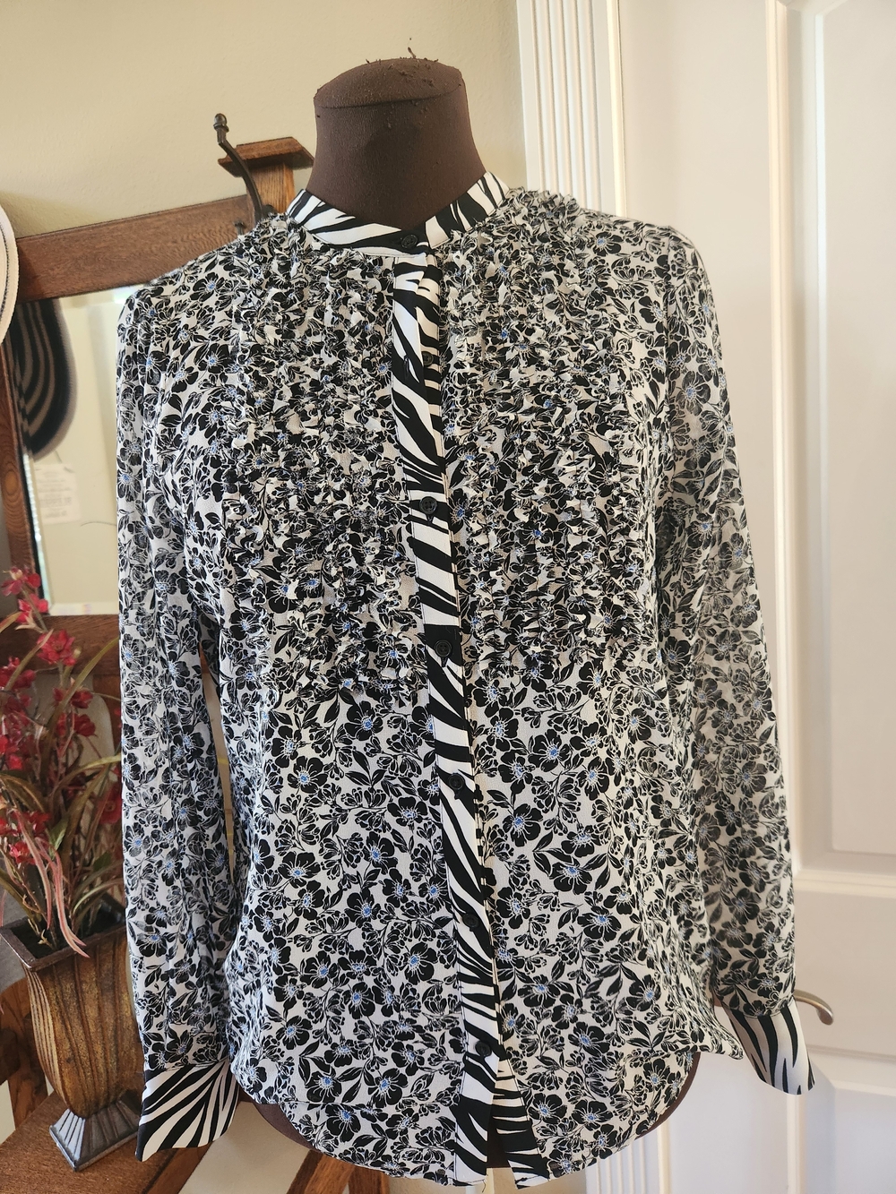 White House Black Market Women's Black & White Floral Button-Front Blouse